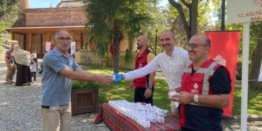 Türbe çıkışı lokum ikramı