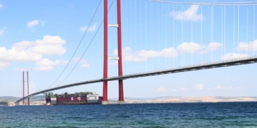 bilecik-haber_turkiye-nin-ilk-yuzer-dogal-gaz-uretim-platformu-canakkale-bogazi-ndan-gecti-30629.jpg