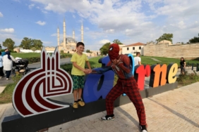 bilecik-haber_turkiye-yi-gezme-hayali-ile-yola-cikan-orumcek-adam-edirne-ye-geldi-27262.jpg