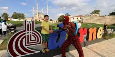 bilecik-haber_turkiye-yi-gezme-hayali-ile-yola-cikan-orumcek-adam-edirne-ye-geldi-27262.jpg
