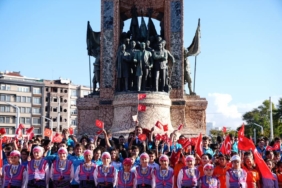 bilecik-haber_yeni-egitim-ogretim-yilinin-baslamasi-dolayisiyla-taksim-cumhuriyet-aniti-na-celenk-birakildi-28393.jpg