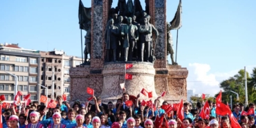 bilecik-haber_yeni-egitim-ogretim-yilinin-baslamasi-dolayisiyla-taksim-cumhuriyet-aniti-na-celenk-birakildi-28393.jpg