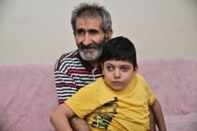 bilecik-haber_yuruyemedigi-icin-yillardir-sirtinda-tasidigi-torunun-tedavi-edilmesini-istiyor-27482.jpg