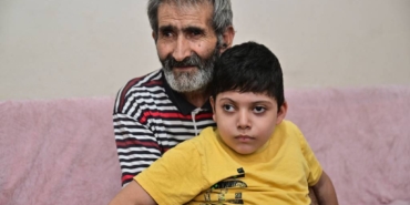 bilecik-haber_yuruyemedigi-icin-yillardir-sirtinda-tasidigi-torunun-tedavi-edilmesini-istiyor-27482.jpg