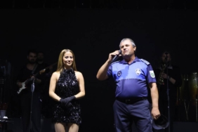 bilecik-haber_zabita-amiri-sarkici-derya-ulug-un-konserinde-sahnedeki-dansiyla-begeni-topladi-31797.jpg