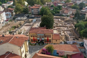 bilecik-haber_zeki-muren-in-arkadaslariyla-golgesinde-oynadigi-manolya-agaci-korunuyor-31684.jpg
