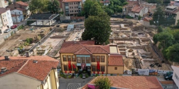 bilecik-haber_zeki-muren-in-arkadaslariyla-golgesinde-oynadigi-manolya-agaci-korunuyor-31684.jpg
