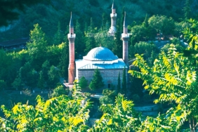 1392 yapımlı tarihi camiye akın akın geliyorlar