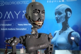 bilecik-haber_40-gunde-uretilen-yerli-insansi-robot-tomyris-9-mimik-yapabiliyor-37809.jpg