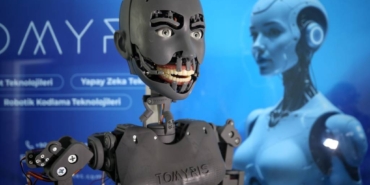 bilecik-haber_40-gunde-uretilen-yerli-insansi-robot-tomyris-9-mimik-yapabiliyor-37809.jpg
