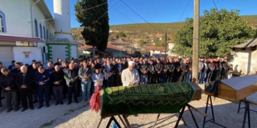bilecik-haber_aksaray-da-devrilen-tur-otobusunde-olen-4-kisinin-cenazesi-balikesir-de-defnedildi-37497.jpg