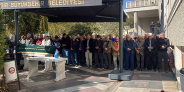 bilecik-haber_aksaray-da-devrilen-tur-otobusunde-olen-ciftin-cenazesi-balikesir-de-defnedildi-37630.jpg