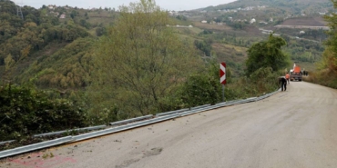 bilecik-haber_akyazi-da-okul-guzergahindaki-ucurumun-kenarina-celik-bariyerli-onlem-33326.jpg