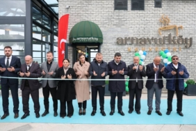 bilecik-haber_arnavutkoy-kahvecisinin-ilk-subesi-karaburun-sahili-nde-acildi-38966.jpg