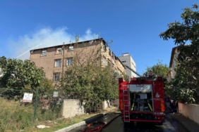 bilecik-haber_atasehir-de-bir-binanin-catisinda-cikan-ve-yan-apartmana-da-sicrayan-yangin-sonduruldu-34051.jpg