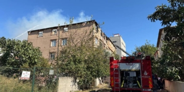 bilecik-haber_atasehir-de-bir-binanin-catisinda-cikan-ve-yan-apartmana-da-sicrayan-yangin-sonduruldu-34051.jpg