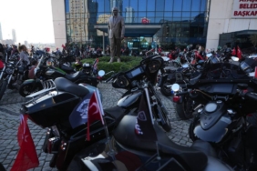 bilecik-haber_atasehir-de-motosiklet-ve-modifiye-otomobillerle-cumhuriyet-konvoyu-olusturuldu-39724.jpg