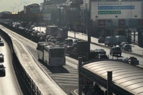 bilecik-haber_avcilar-da-metrobusun-motorunda-cikan-yangin-sonduruldu-38394.jpg