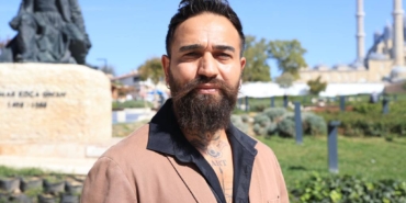 bilecik-haber_azerbaycanli-ressamin-yusuf-dikec-portresi-depremzedeler-icin-acik-artirmada-satilacak-33788.jpg