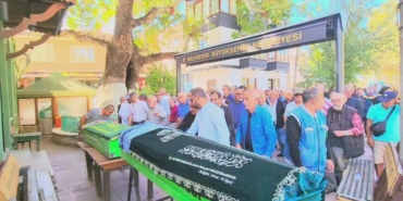 bilecik-haber_balikesir-de-bicaklanarak-oldurulen-2-kadinin-cenazesi-topraga-verildi-36387.jpg