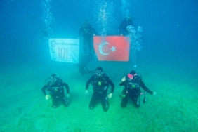 bilecik-haber_balikesir-de-cumhuriyet-bayramini-su-altinda-bayrak-acarak-kutladilar-39679.jpg