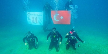 bilecik-haber_balikesir-de-cumhuriyet-bayramini-su-altinda-bayrak-acarak-kutladilar-39679.jpg