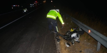 bilecik-haber_balikesir-de-otomobille-carpisan-motosikletin-surucusu-oldu-40054.jpg