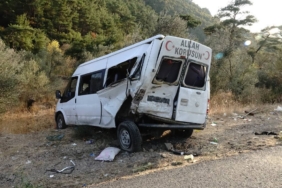 bilecik-haber_balikesir-de-zeytin-iscilerini-tasiyan-minibus-ile-panelvanin-karistigi-kazada-15-kisi-yaralandi-40020.jpg