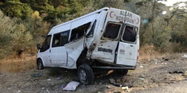 bilecik-haber_balikesir-de-zeytin-iscilerini-tasiyan-minibus-ile-panelvanin-karistigi-kazada-15-kisi-yaralandi-40020.jpg