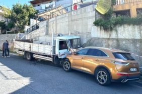 bilecik-haber_beykoz-da-kamyonetin-carptigi-4-aracta-hasar-olustu-34023.jpg