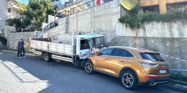 bilecik-haber_beykoz-da-kamyonetin-carptigi-4-aracta-hasar-olustu-34023.jpg