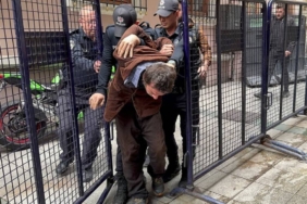 bilecik-haber_beyoglu-nda-polise-bicakla-saldiran-supheli-adliyeye-sevk-edildi-35889.jpg
