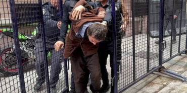 bilecik-haber_beyoglu-nda-polise-bicakla-saldiran-supheli-adliyeye-sevk-edildi-35889.jpg