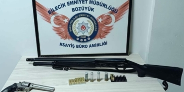 Bilecik'te şüphelinin aracında tabanca ve tüfek ele geçirildi