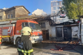Bozüyük'te metruk binada çıkan yangın söndürüldü