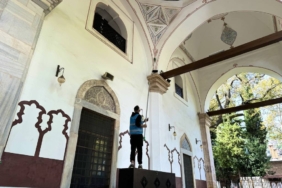 bilecik-haber_bursa-da-denetimli-serbestlik-hukumluleri-tarihi-muradiye-camisi-nde-temizlik-ve-bakim-yapti-33508.jpg
