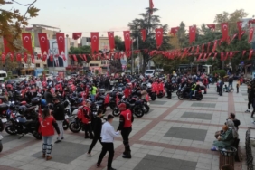 bilecik-haber_bursa-da-motosikletlerle-cumhuriyet-korteji-duzenlendi-39732.jpg