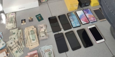 bilecik-haber_bursa-da-musterilerini-dolandirdiklari-iddia-edilen-cep-telefonu-bayisi-3-kardes-isparta-da-yakalandi-33924.jpg