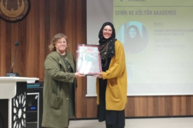 bilecik-haber_bursa-da-ogretmen-akademileri-nin-konugu-yazar-jenny-molendyk-divleli-oldu-38766.jpg