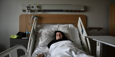 bilecik-haber_bursa-da-soforu-darbedilen-ambulansta-tasinan-hasta-hayati-tehlikeyi-atlatti-35943.jpg