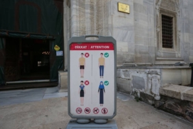 bilecik-haber_bursa-da-yabanci-erkek-turistler-cami-ziyaretinde-saygilarindan-sortlarinin-uzerine-etek-giydi-33867.jpg