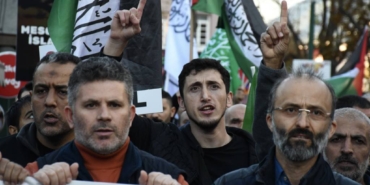 bilecik-haber_bursa-da-yahya-sinvar-icin-giyabi-cenaze-namazi-kilindi-37693.jpg