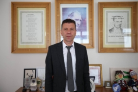 bilecik-haber_bursa-daki-bir-lisenin-24-yillik-emektari-alkislarla-emeklilige-ugurlandi-40036.jpg