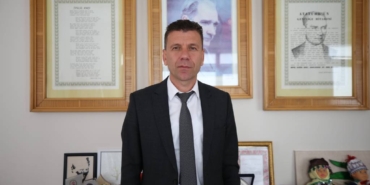 bilecik-haber_bursa-daki-bir-lisenin-24-yillik-emektari-alkislarla-emeklilige-ugurlandi-40036.jpg