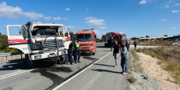 bilecik-haber_canakkale-de-beton-mikseri-ile-tirin-carpismasi-sonucu-1-surucu-yaralandi-38272.jpg