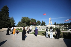 bilecik-haber_canakkale-nin-batmanli-misafirleri-tarihi-gelibolu-yarimadasi-ndaki-sehitlik-ve-anitlari-gezdi-36604.jpg