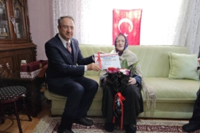 bilecik-haber_cumhuriyet-ile-yasit-sukriye-teyze-yeni-kimlik-kartini-aldi-39418.jpg