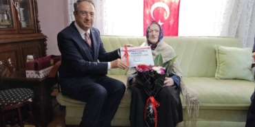 bilecik-haber_cumhuriyet-ile-yasit-sukriye-teyze-yeni-kimlik-kartini-aldi-39418.jpg