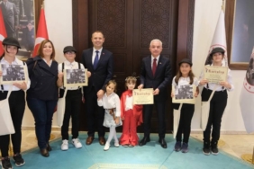 bilecik-haber_cumhuriyet-in-ilaninin-sembollerinden-gazeteci-cocuklar-kirklareli-nde-cumhuriyet-mansetli-gazete-dagitti-39422.jpg
