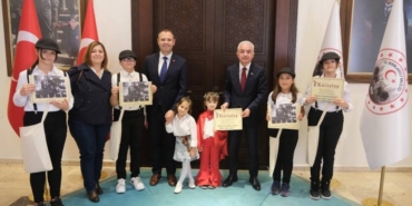 bilecik-haber_cumhuriyet-in-ilaninin-sembollerinden-gazeteci-cocuklar-kirklareli-nde-cumhuriyet-mansetli-gazete-dagitti-39422.jpg